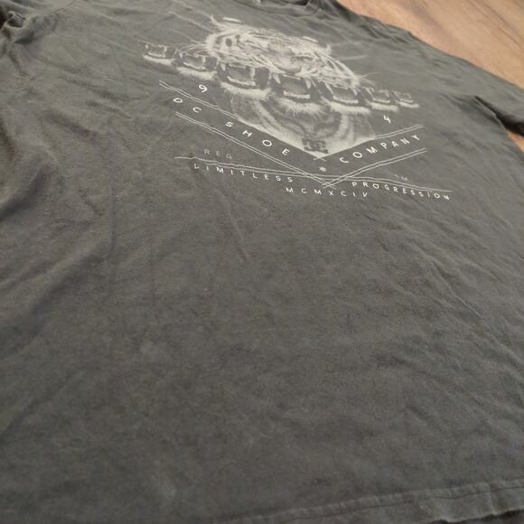 Y2K DC Shoes Tiger Adult XL Shirt Skater Nature Punk Biker Cat Jungle Faded - Picture 3 of 7